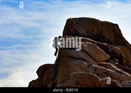 Lone scalatore lavora fino volto di cliff Foto Stock