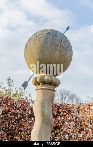 Una pietra sfera armillare meridiana a York Gate giardino, Leeds Foto Stock