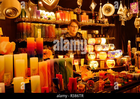 Fiera di Natale a Michelstadt, Odenwald: Salesgirl in una stalla con candele e lanterne, Odenwaldkreis District, Hesse, Germania Foto Stock