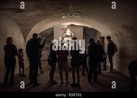 Helsingør, Danimarca — la statua di Holger il danese di Hans Peder Pedersen-Dan si trova nelle casematte sotto il castello di Kronborg, notoriamente associata alla commedia di William Shakespeare Amleto. Secondo la leggenda danese, Holger rimane in sonno, pronto a svegliarsi per proteggere la Danimarca nel momento del bisogno. Il castello di Kronborg, noto anche come castello di Amleto, sorge su un canale strategico tra Danimarca e Svezia che conduce al Mar Baltico. Il castello, costruito alla fine del XVI secolo, occupa il sito di fortificazioni precedenti. Foto Stock