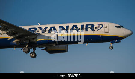 Ryanair Boeing 737-8come all'Aeroporto di Gatwick Foto Stock