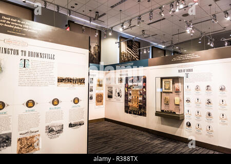African American Civil War Museum United States Colored Troops espone Washington DC | WASHINGTON D.C., United States — pannelli della galleria intitolati "Washington to Brownsville" e "Men of Honor" ripercorrono le truppe colorate 1862 degli Stati Uniti dall'emancipazione delle persone schiavizzate nel Distretto di Columbia fino alla fine della guerra ad Appomattox nel 1865, all'interno del Museo della Guerra civile afroamericana. La mostra "Men of Honor" mostra i profili di vincitori della Medal of Honor come William Harvey Carney e Christian Fleetwood. Il museo occupa la Grimke School di Shaw dal 2011. Foto Stock