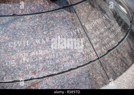 African American Civil War Memorial Washington DC / WASHINGTON DC - l'African American Civil War Memorial si trova all'angolo tra Vermont Avenue, 10th Street e U Street NW nello storico quartiere Shaw di Washington, per commemorare gli oltre 209.000 uomini che hanno servito l'Unione nella Guerra civile. La scultura centrale in bronzo, intitolata "The Spirit of Freedom" e creata dallo scultore di Louisville ed Hamilton, è stata fusa presso la New Arts Foundry di Baltimora nel 1997 e dedicata il 18 luglio 1998. Una parete d'onore curva circonda la scultura, con i suoi pannelli di granito che recano placche in acciaio inossidabile Foto Stock