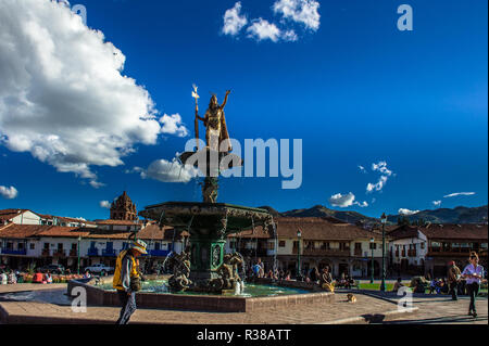 Fontana del inca Pachacutec nella Plaza de Armas di Cusco, Perù. Foto Stock