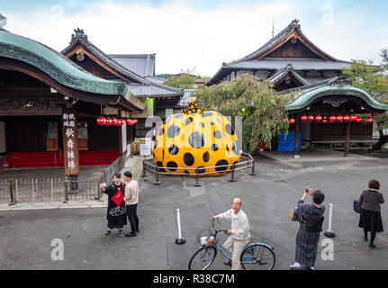 La zucca da Yayoi Kusama visualizzate all'ingresso della Forever Museo di Arte Contemporanea FMOCA in Kyoto Gion Foto Stock