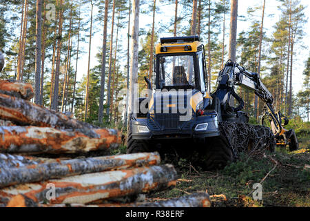 Salo, Finlandia - 18 Novembre 2018: registrazione sito nella foresta finlandese in un giorno di autunno con i registri di stack e Ponsse Ergo Trincia forestale. Foto Stock