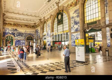 Porto, Portogallo. Agosto 29, 2014. La lobby principale del São Bento stazione ferroviaria a Porto, Portogallo, con i passeggeri e i turisti in transito. Foto Stock