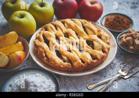 Cotto tradizionale apple pie torta servito sulla piastra in ceramica Foto Stock