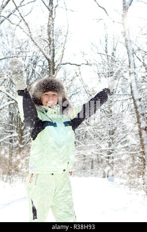 Donna in inverno lanciando palle di neve Foto Stock