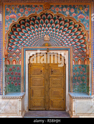 La Lotus cancello in Pitam Niwas Chowk, Jaipur City Palace, India Foto Stock