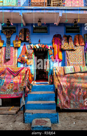 Al di fuori di un tipico negozio a Jodhpur in India Foto Stock