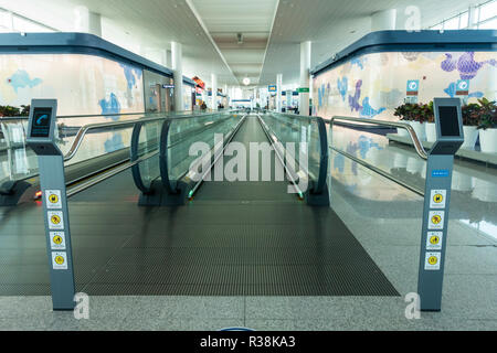 Un tapis roulants all'interno del terminal 2 dell'Aeroporto di Incheon a Seoul, Corea del Sud Foto Stock