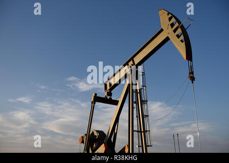 Cielo blu e nuvole bianche, pompa jack, petrolio greggio, Niobrara shale, Wyoming, con copia spazio. Foto Stock