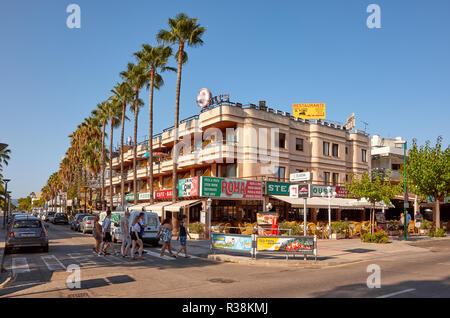 Port de Alcudia, Mallorca, Spagna - 20 agosto 2018: tranquillo turistico parte meridionale della città al tramonto. Foto Stock