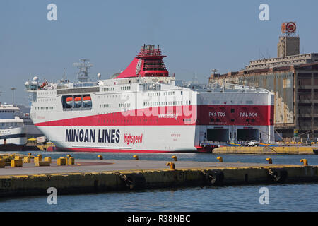 Pireo, Grecia - 04 Maggio 2015: Minoan Lines Alta Velocità Ferry Festo palazzo al porto commerciale al Pireo, in Grecia. Foto Stock