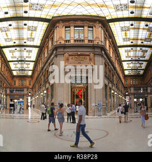 Roma, Italia - 30 giugno: Galleria Alberto Sordi a Roma il 30 giugno 2014. Galleria Colonna Galleria Shopping a Via del Corso a Roma, Italia. Foto Stock