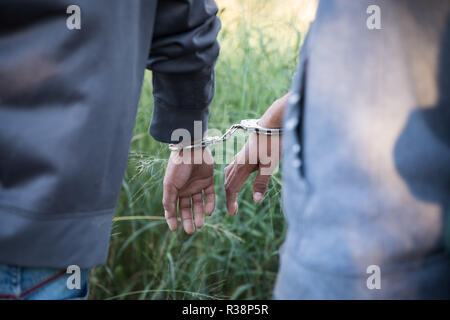 Stati Uniti Pattuglia di Confine agenti arresto illegale degli alieni tentando di attraversare il fiume Rio Grande negli Stati Uniti Novembre 15, 2018 in McAllen, Texas. Foto Stock