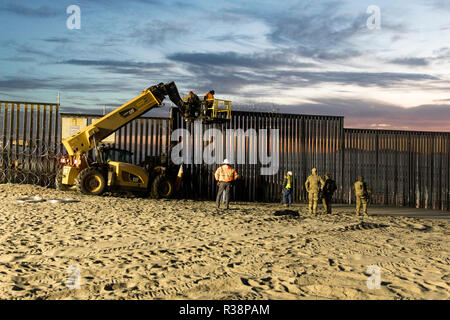 Stati Uniti Doganali e di frontiera di agenti Patrol installare il filo di concertina in preparazione per la carovana di migranti nel campo Stato Parco Novembre 15, 2018 in Imperial Beach, California. Foto Stock