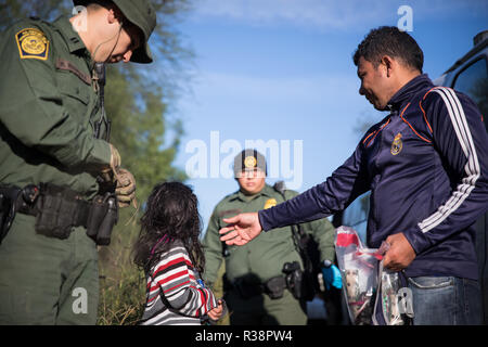 Stati Uniti Pattuglia di Confine agenti arresto illegale degli alieni tentando di attraversare il fiume Rio Grande negli Stati Uniti Novembre 15, 2018 in McAllen, Texas. Foto Stock