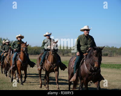 Stati Uniti Pattuglia di Confine gli agenti a cavallo durante un esercizio combinato in preparazione per la carovana di migranti in Del Rio Settore Novembre 16, 2018 a Eagle pass, Texas. Foto Stock