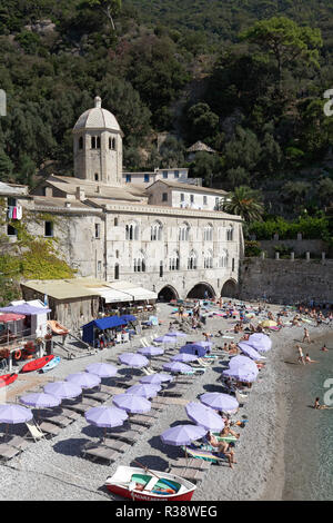 Abbazia benedettina di San Fruttuoso e spiaggia, Camogli, penisola di Portofino, Golfo Paradiso, provincia di Genova, Riviera di Levante Foto Stock