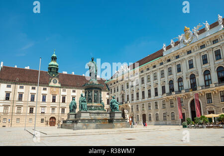 Il Palazzo Imperiale Hofburg, il cortile interno quadrato con statua dell'Imperatore Francesco I, Amalienburg, 1° distretto di Vienna, Austria Foto Stock