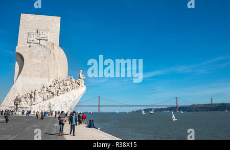 Monumento alle Scoperte, Padrão dos Descobrimentos con Ponte 25 de Abril e Cristo Rei, Promenade al Rio Tajo, Belem Foto Stock