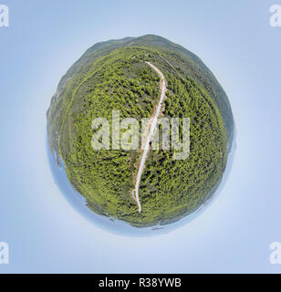 Piccolo pianeta - vista sferica di strada curva circondato da foreste. Antenna fuco minuscolo pianeta. Foto Stock