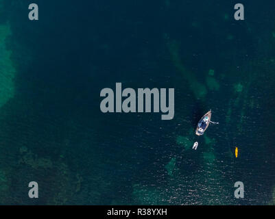 White veliero yacht in mare in acque poco profonde vicino a riva. Antenna fuco vista della barca a vela. Vista da sopra. Foto Stock