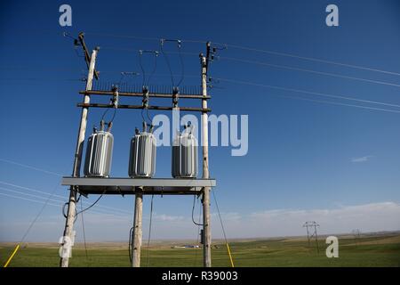 La rete elettrica dell'infrastruttura, trasformatori, overhead di linee elettriche ad alta tensione, contro un cielo blu in Wyoming, STATI UNITI D'AMERICA. Foto Stock