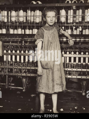 Scheda Addie, 12 anni. Spinner in cotone mill, North Pownal, Vermont. Data: 1910. Dimensioni: IMMAGINE: 24,1 × 19,2 cm (9 1/2 × 7 9/16 in.). Medium: gelatina silver stampa. Museo: National Gallery of Art di Washington DC. Autore: Lewis Hine. Foto Stock