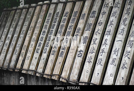 Gli antichi cinesi mondo scrivono sul bambù. Il vecchio alfabeto cinese. Marrone Anticato cinese pagina del libro per lo sfondo. Si chiama calligraphy. Foto Stock