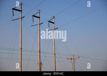 Infrastruttura di rete elettrica, poli di utilità di sottostazione e linee di distribuzione di energia ad alta tensione nel Wyoming, Stati Uniti Foto Stock