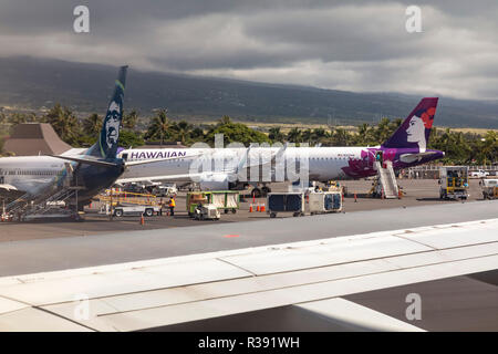 Kailua-Kona, Hawaii - Alaska Airlines e Hawaiian Airlines jet su asfalto all'Aeroporto Internazionale di Kona su la Big Island delle Hawaii. Foto Stock