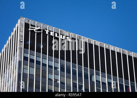 MONTREAL, Canada - 4 Novembre 2018: logo Telus davanti a loro heaquarters del Québec. Telus è un'azienda di telecomunicazioni canadese provding terra Foto Stock