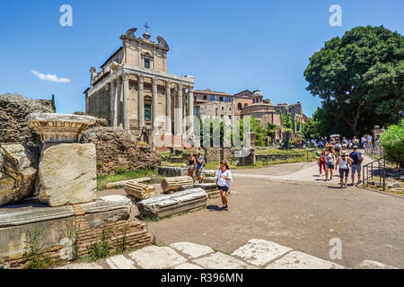 Via Sacra del Foro Romano, la città antica di Roma e sullo sfondo la Antonius e Faustina tempio che divenne la chiesa di San Lorenzo, Rom Foto Stock