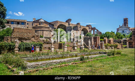 Galleria delle statue romane lungo i resti i resti del vecchio atrio e palazzo della Casa delle Vestali al Foro Romano, Roma, Italia Foto Stock