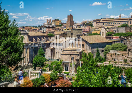 Vista dal Colle Palatino attraverso il foro romano verso alcuni dei sette colli di Roma, Italia Foto Stock