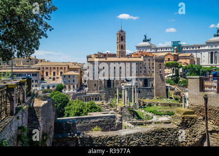 Foro Romano dal Colle Palatino con vista delle rimanenti colonne dei templi di Saturno e Vespian e Tito, sullo sfondo il Tabularium, th Foto Stock