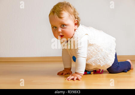 Baby quando strisciando sul pavimento in legno Foto Stock