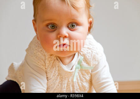 Baby quando strisciando sul pavimento in legno Foto Stock