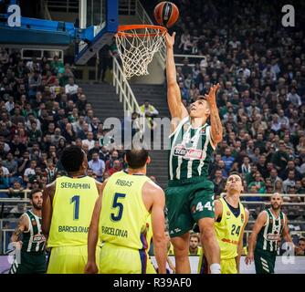 Atene, Grecia. Xxi Nov, 2018. Konstantinos Mitoglou del Panathinaikos BC visto in azione durante il 2018/2019 Turkish Airlines Eurolega Regular Season Round 8 gioco tra il Panathinaikos OPAP Atene e FC Barcelona Lassa presso Olympic Sports Centre di Atene. Credito: Ioannis Alexopoulos SOPA/images/ZUMA filo/Alamy Live News Foto Stock