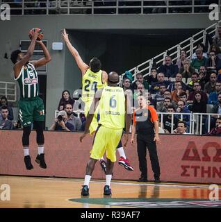 Atene, Grecia. Xxi Nov, 2018. Keith Langford di Panathinaikos BC visto in azione durante il 2018/2019 Turkish Airlines Eurolega Regular Season Round 8 gioco tra il Panathinaikos OPAP Atene e FC Barcelona Lassa presso Olympic Sports Centre di Atene. Credito: Ioannis Alexopoulos SOPA/images/ZUMA filo/Alamy Live News Foto Stock