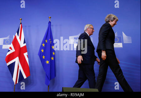 Bruxelles, Belgio. Xxi Nov, 2018. Il Presidente della Commissione Europea Jean Claude Juncker (L) le passeggiate con il Primo Ministro britannico Theresa Maggio durante il loro incontro a Bruxelles in Belgio, su nov. 21, 2018. Credito: Voi Pingfan/Xinhua/Alamy Live News Foto Stock