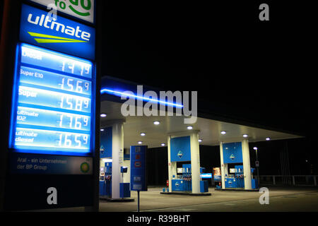 Ultimate la stazione di benzina prezzo segno è visto a Colonia, in Germania. Il carburante diesel i prezzi siano in aumento quasi alto come super prezzi carburante. I prezzi della benzina restano elevati in Germania dopo aver raggiunto livelli record di recente. Foto Stock