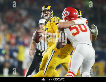 Los Angeled, CALIFORNIA, STATI UNITI D'AMERICA. Xix Nov, 2018. Los Angeles Rams Jared Goff passa la palla contro il Kansas City Chiefs presso il Los Angeles Memorial Coliseum di lunedì, 9 novembre 19, 2018. Credito: KC Alfred/ZUMA filo/Alamy Live News Foto Stock