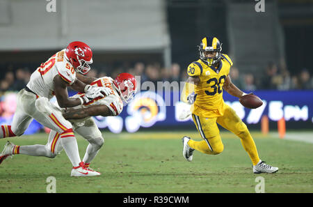 Los Angeled, CALIFORNIA, STATI UNITI D'AMERICA. Xix Nov, 2018. Los Angeles Rams Todd corre Gurley la sfera contro Kansas City Chiefs presso il Los Angeles Memorial Coliseum di lunedì, 9 novembre 19, 2018. Credito: KC Alfred/ZUMA filo/Alamy Live News Foto Stock