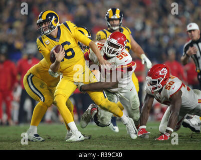 Los Angeled, CALIFORNIA, STATI UNITI D'AMERICA. Xix Nov, 2018. Los Angeles Rams Jared Goff è affrontato da Kansas City Chiefs Chris Jones (95) presso il Los Angeles Memorial Coliseum di lunedì, 9 novembre 19, 2018. Credito: KC Alfred/ZUMA filo/Alamy Live News Foto Stock