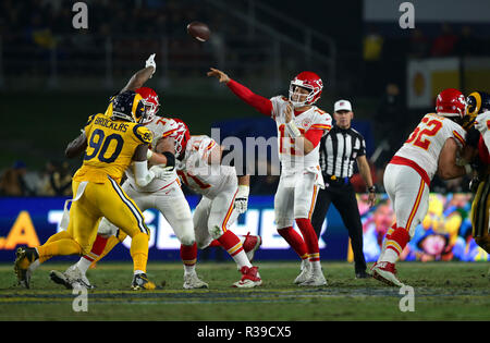 Los Angeled, CALIFORNIA, STATI UNITI D'AMERICA. Xix Nov, 2018. Kansas City Chiefs Patrick Mahomes passa al Travis Kelce contro il Los Angeles Rams presso il Los Angeles Memorial Coliseum di lunedì, 9 novembre 19, 2018. Credito: KC Alfred/ZUMA filo/Alamy Live News Foto Stock