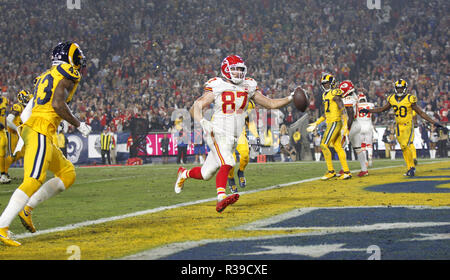 Los Angeled, CALIFORNIA, STATI UNITI D'AMERICA. Xix Nov, 2018. Kansas City Chiefs Travis punteggi Kelce un touchdown contro Los Angeles Rams presso il Los Angeles Memorial Coliseum di lunedì, 9 novembre 19, 2018. Credito: KC Alfred/ZUMA filo/Alamy Live News Foto Stock